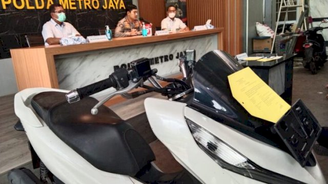 Barang bukti Honda PCX (gadai) dihadirkan saat press confrence di Polda Metro Jaya, pada kasus curhatan tukang bubur, Senin (21/02/2022). (Foto. Humas Polda Metro Jaya)