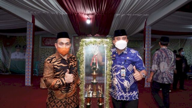 Camat Somba Opu Agussalim (kanan) saat kembali menerima piala Juara Pertama pada pelaksanaan MTQ Ke-44 Tingkat Kabupaten Gowa. (Istimewa)