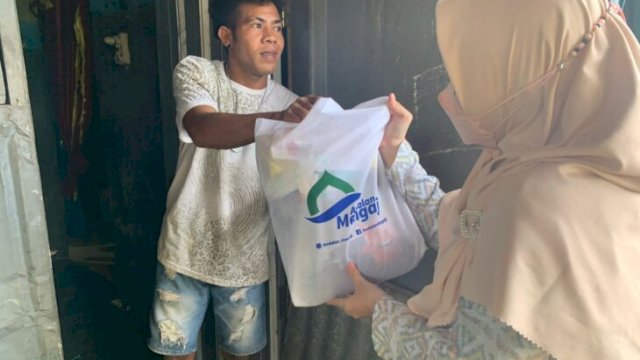 Tim Andalan Mengaji menyalurkan bantuan kepada salah satu warga kota Makassar, Senin (21/02/2022). (Istimewa)