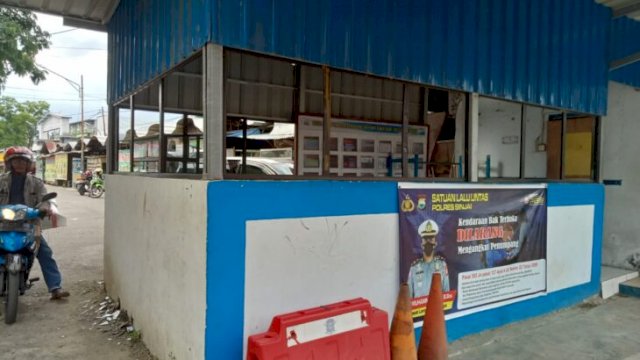 Kondisi Pos Polantas yang terletak di Kompkleks Pasar Sentral Kabupaten Sinjai usai diserang OTK, Minggu (20/02/2022). (Istimewa)