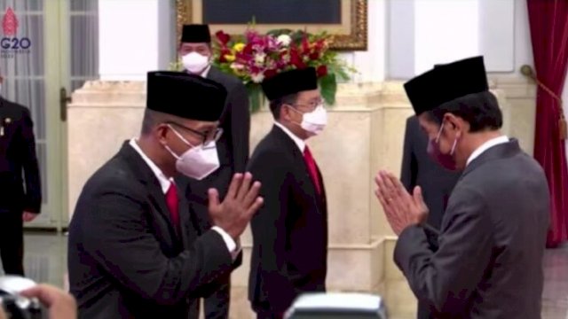 Presiden Joko Widodo saat memberikan ucapan selamat kepada Andi Widjajanto yang resmi menjabat Gubernur Lemhanas, Senin (21/02/2022). (Foto. Tangkapan Layar Video Youtube Setpres)