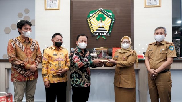 Pejabat DPRD dan Pemkab Lampung Tengah (kiri) saat melakukan kunjungan kerja di Kabupaten Gowa, yang berlangsung di Kantor Bupati Gowa, Senin (21/02/2022). (Istimewa)