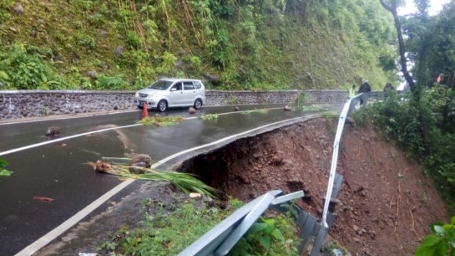 Kondisi Jalan Poros Malino Kabupaten Gowa yang Longsor, Senin (21/02/2022). (Istimewa)