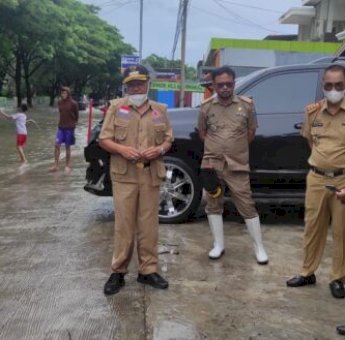 Tinjau Genangan Air di Jalan Poros Depan Pasar Kasira, Bupati Jeneponto Minta OPD Segera Perbaiki Drainase