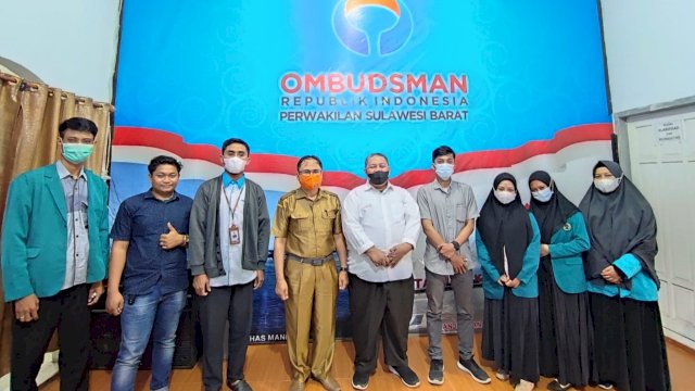 Ketua Perwakilan Sulawesi Barat Lukman Umar, menerima Mahasiswa Magang dari Universitas Muhammadiyah Mamuju, Senin (21/02/2022). (Foto. Fathir/Republiknews.co.id)