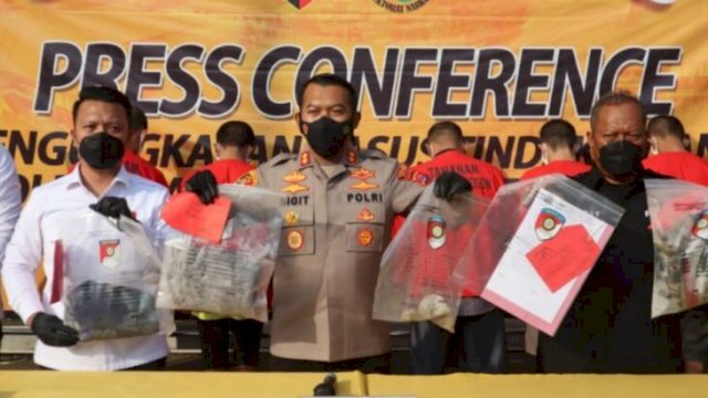 Kapolres Cilegon AKBP Sigit Haryono, memperlihatkan barang bukti saat mwnggelar Konferensi Pers terkait tewasnya salah satu tahanan di Polres Cilegon. (Istimewa)