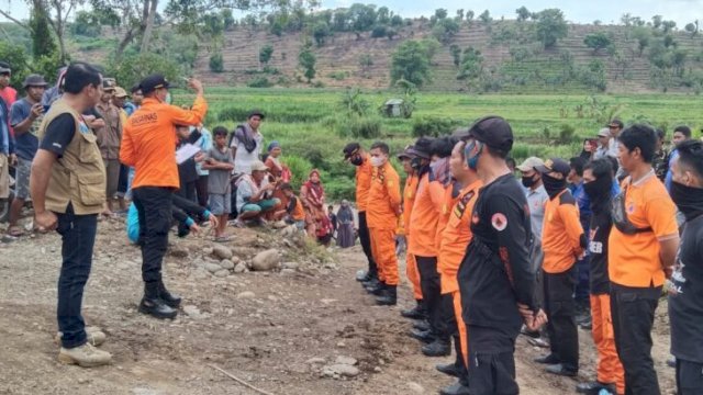 Apel Tim SAR gabungan, persiapan pencarian korban hilang terseret banjir, Selasa (22/02/2022). (Foto. Andi Nurul Gaffar/Republiknews.co.id)