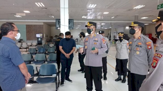 Kabid TIK Polda Metro zjata Kombes Pol Yulli Kurniawan, saat mengunjungi Terminal Penumpang Pelabuhan Tanjung Priuk Jakarta, Selasa (22/02/2022). (Foto. Wahyu Widodo/Republiknews.co.id)