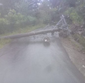 Dampak Cuaca Ekstrem: Dua Tiang Listrik di Sinjai Tumbang