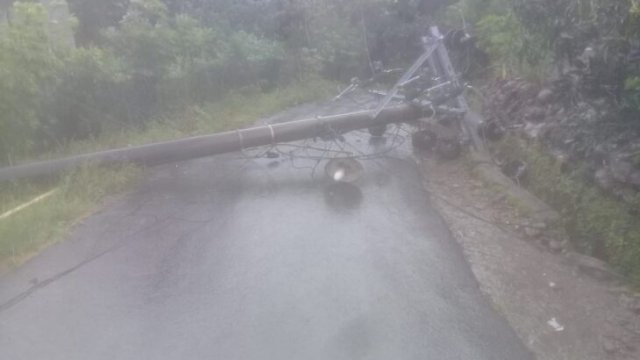 Tiang listrik PLN di Sinjai Tumbang dihantam cuaca ekstrem, Selasa (22/02/2022). (Dok. PLN Sinjai)