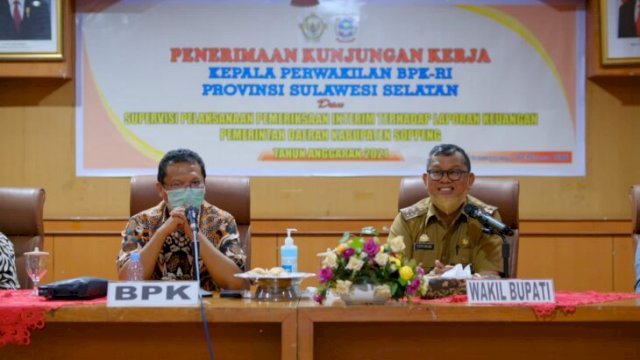 Wakil Bupati Soppeng Luthfi Halide, bersama Kepala BPK RI Perwakilan Sulsel Paula Henry Simatupang. (Istimewa)