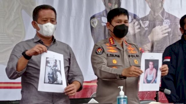 Dirreskrimum Polda Metro Jaya Kombes Pol Tubagus Ade Hidayat dan Kabid Humas Kombes Pol Endra Zulpan, memperlihatkan foto Dua pelaku pengeroyokan Ketua Umum DPP KNPI Haris Pratama yang masuk dalam DPO saat menggelar Konferensi Pers, Selasa (22/02/2022). (Foto.Wahyu Widodo/Republiknews.co.id)