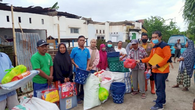 Tim dari BPBD Sulsel menyalurkan bantuan untuk korban Angin Puting beliung di lingkungan Bontolebang 1, Kelurahan Bontolebang, Kecamatan Galesong Utara, Kabupaten Takalar, Minggu (20/02/2022). (Istimewa)