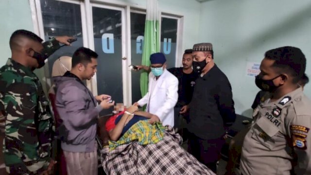 Pemeriksaan jenasah M Tamrin, warga asal Sinjai yang ditemukan tewas di Bulukumba. (Foto. Humas Polres Bulukumba)