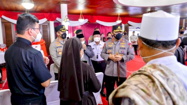 Kapolri Jenderal Listyo Sigit Prabowo berbincang dengan peserta Vaksin Lansia dan Tokoh Agama di Cianjur, Rabu (23/02/2022). (Ist)