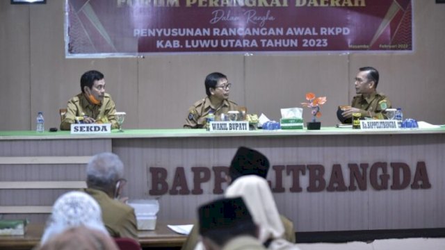 Wakil Bupati Luwu Utara Suaib Mansur (tengah), mempin Rapat Rencana Kerja Pemerintah Daerah (RKPD) Tahun 2022 yang dilaksanakan di Aula Bappelitbangda, Selasa (22/02/2022). (Foto. Bayu Firmansyah/Republiknews.co.id)