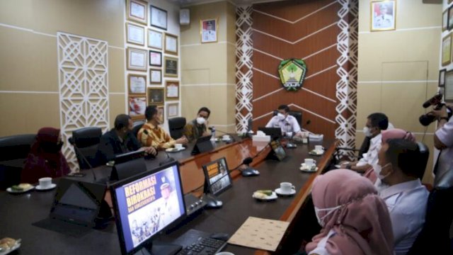 Bupati Gowa Adnan Purichta Ichsan menerima kunjungan KPK RI dalam rangka observasi awal pembentukan Desa Antikorupsi di Ruang Rapat Bupati, Rabu, (23/02/2022). (Istimewa)