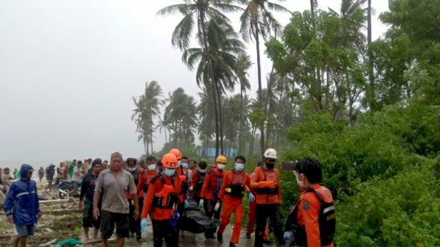 Petugas dari Tim SAR mengevakuasi Jenazah Riki di Pantai Batu Le'leng Desa Punagaya, Kecamatan Bangkala, Kabupaten Jeneponto, Rabu (23/02/2022) pagi. (Istimewa)