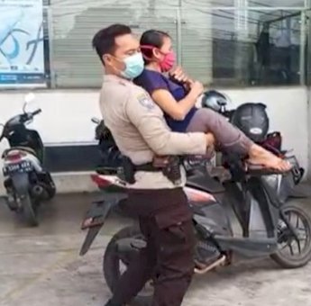 Polisi Bopong Disabilitas Ikut Vaksin Banjir Pujian di Sosmed