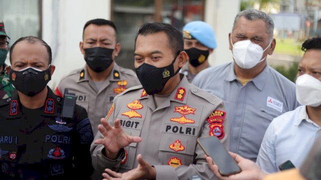 Kapolres Cilegon AKBP Sigit Haryono didampingi Komandan Gegana Brimob Polda Banten AKBP Ndaru Istimawan serta Manajemen Perusahaan PT MCCI Cilegon di lokasi kejadian ledakan, Rabu (23/02/2022). (Foto Humas Polres Cilegon)