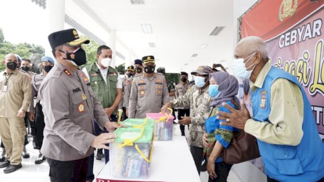 Kapolda Metro Jaya Irjen Pol Fadil Imran, berbincang dengan salah satu Lansia yang menerima Vaksin, Rabu (23/02/2022). (Foto. Wahyu Widodo/Republiknews.co.id)