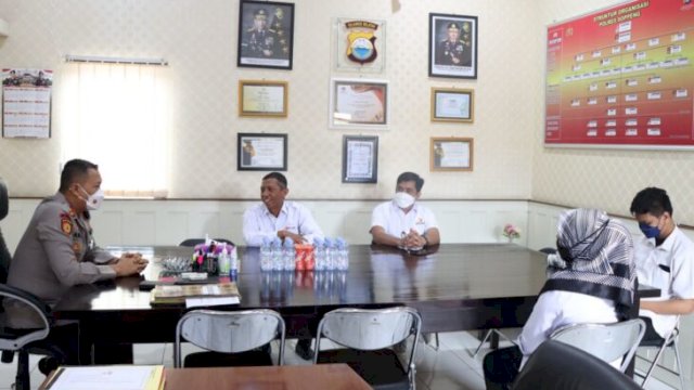 Kapolres Soppeng AKBP Santiaji Kartasasmita, menerima Ketua dan Komisioner Bawaslu, Rabu (23/02/2022). (Yusuf/Republiknews.co.id)