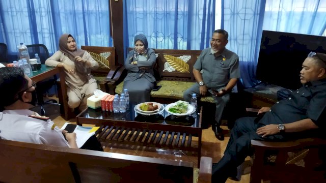 Plt. Kadis Kominfo Parepare, Amarun Agung Hamka (baju putih) menerima kunjungan Komisi I DPRD, Rabu (23/02/2022). (Istimewa)