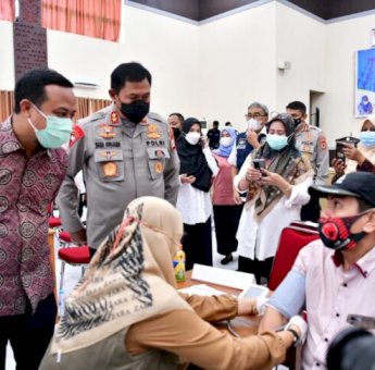 Bersama Kapolda Sulsel, Andi Sudirman Tinjau Vaksinasi Booster Presisi