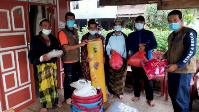Tim dari BPBD Sulsel manyalurkan Bantuan untuk warga korban kebakaran di Lembang Bunne, Kelurahan Cikoro, Kecamatan Tompobulu, Kabupaten Gowa, Rabu (23/02/2022). (Istimewa)