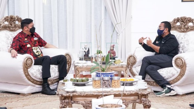 Bupati Gowa Adnan Purichta Ichsan saat menerima kunjungan Stafsus Kementerian BUMN Arya Sinulingga di Rumah Jabatan Bupati Gowa, Kamis (24/02/2022). (Istimewa)