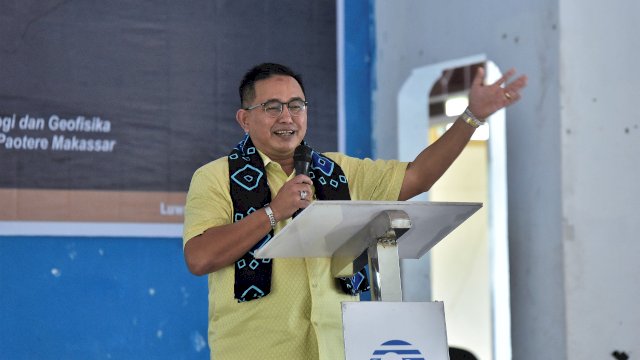 Anggota DPR RI Muhammad Fauzi saat membuka Sekolah Lapangan Cuaa Nelayan di BLK Luwu Utara. Kamis (24/02/2022)