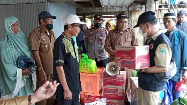 Penyaluran bantuan kepada korban kebakaran oleh petugas BPBD Pemerintah Kabupaten Pinrang di Desa Bungi Kecamatan Duampanua. (Istimewa)