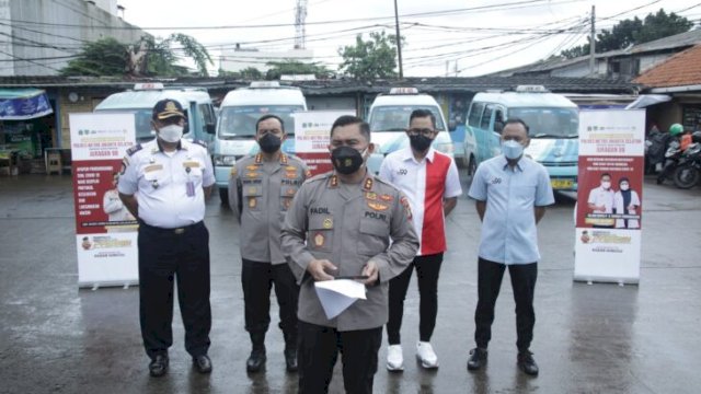 Kapolda Metro Jaya, Irjen Pol M Fadil Imran saat meninjau lokasi vaksinasi di terminal Pasar Minggu, Jumat (25/02/2022). (Ist)