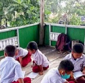 Sekolahnya Disegel, Siswa SD Inpres 137 Jeneponto Belajar di Teras Rumah Warga