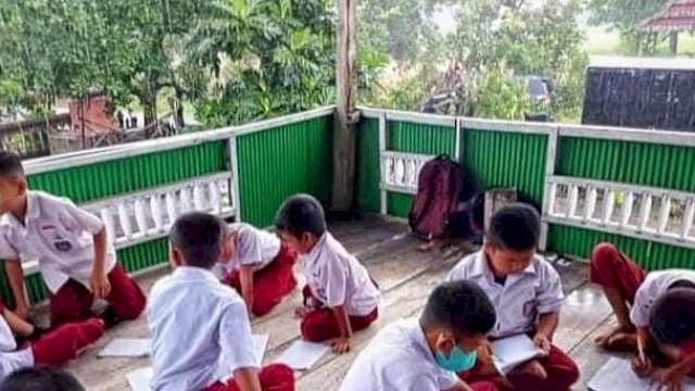 Puluhan murid Sekolah Dasar Inpres 137 Jeneponto Sulawesi Selatan terpaksa belajar di rumah warga akibat sekolahnya disegel, Jumat (25/02/2022). (Ist)