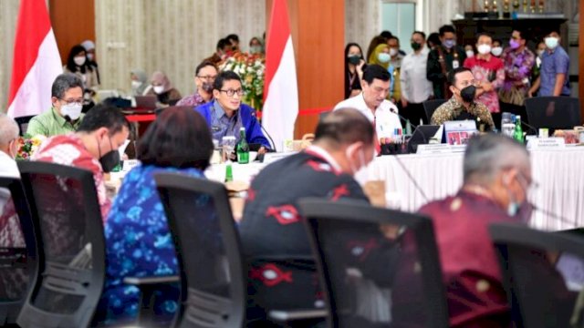 Menko Marves Luhut Binsar Panjaitan dan Menteri Pariwisata dan Ekonomi Krearif Sandiaga Salahudin Uno bersama Plt Gubernur Sulsel Andi Sudirman Sulaiman saat Rapat Koordinasi Percepatan Pemulihan Perekonomian Daerah di Baruga Pattingalloang Rujab Gubernur Sulsel, Kamis (24/02/2022). (Istimewa)
