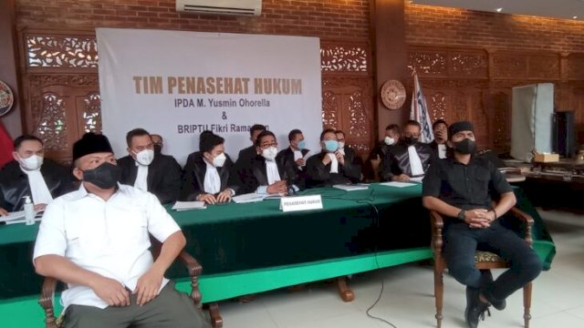 Team penasehat hukum Henry Yosodingrat & Partners dalam pembelaan dua polisi yang menjadi terdakwa unlawful killing, Jumat (25/02/2022). (Foto. Wahyu Widodo/Republiknews.co.id)