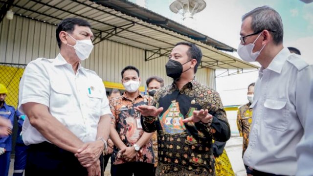 Plt Gubernur Sulsel Andi Sudirman Sulaiman, bersama Menteri Koordinator Kemaritiman dan Investasi Luhut Binsar Pandjaitan, saat berkunjung ke Fasilitas layanan pada Unit Pelaksana Teknis Pengelolaan Limbah Bahan Berbahaya dan Beracun (UPT PLB3) pada Dinas Pengelolaan Lingkungan Hidup Provinsi Sulawesi Selatan, Kamis (24/02/2022). (Istimewa)