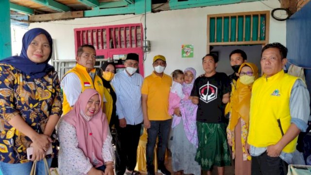 Ketua DPD II Partai Golkar Kota Palopo Rahmat Masri Bandaso (RMB), bersama Anggota DPRD dan Pengurus DPD Golkar Kota Palopo saat mengunjungi Keluarga Rusdiansyah warga yang menderita cacat permanen akibat tersengat listrik di Kelurahan Surutanga Kecamatan Wara Timur, Jumat (25/02/2022). (Ist)
