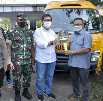 Abang Fauzi Serahkan Dua Bus Sekolah Dan Satu Ekskavator Ke Pemda Lutra