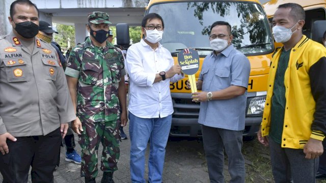 Anggota Komisi V DPR RI Muhammad Fauzi menyerahka secara simbolis dua unit Bus Sekolah dan satu unit Ekskavator ke pada Wakil Bupati Luwu Utara Suaib Mansur. Jumat (25/02/2022)