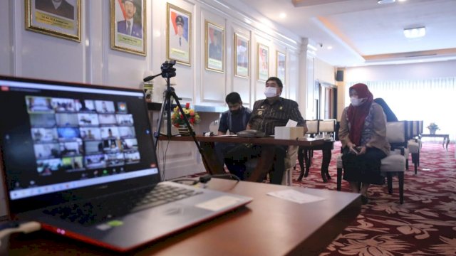 Sekretaris Daerah Provinsi Sulsel Abdul Hayat Gani, Menghadiri Penandatanganan Surat Edaran bersama Mendagri dan Kepala LKPP Bangga Buatan Indonesia (BBI), yang dilaksanakan secara virtual zoom meeting, Jumat (25/02/2022). (Istimewa)