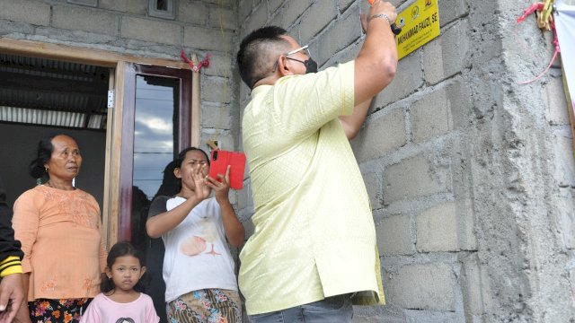 Anggota Komisi V DPR RI, Muhammad Fauzi saat meninjau langsung penerima bantuan bedah rumah di Luwu Utara. (Foto: Istimewa)