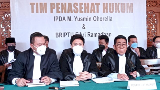 Tim Penasihat Hukum saat membacakan Pledoi Kasus KM. 50 Tol Jakarta-Cikampek. (Foto: Wahyu Widodo/Republiknews.co.id)