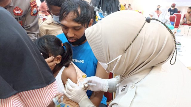 Anak-anak menjadi salah satu peserta vaksinasi Pemkab Gowa bekerjasama Polda Sulsel di Gedung D'Bollo, Sungguminasa, Sabtu (26/02/2022).