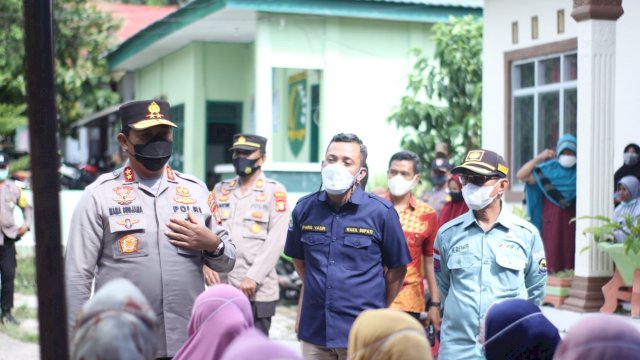 Kapolda Sulsel Irjen Pol Nana Sudjana, didampingi Wakil Bupati Jeneponto Paris Yasir saat meninjau vaksinasi di Kecamatan Tamalatea, Jumat (25/02/2022). (Istimewa)