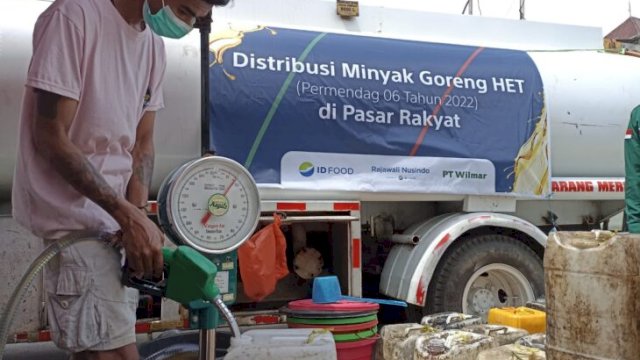 Dispedastri Gowa bekerjasama PT Rajawali Nusindo melaksanakan distribusi minyak goreng jenis curah bagi pengecer dan masyarakat di Pasar Minasa Maupa, Sungguminasa, Sabtu (26/02/2022). (Chaerani/Republiknews.co.id)
