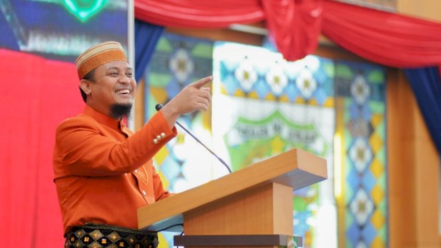 Plt Gubernur Sulsel Andi Sudirman Sulaiman, memberikan sambutan saat Rapat Paripurna DPRD Pangkep memperingati HUT 62 Tahun Kabupaten Pangkep, Sabtu (26/02/2022). (Istimewa)