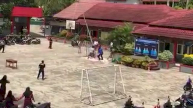 Tangkapan Layar Video detik-detik tiang bendera menimpa Vierly. (Istimewa)