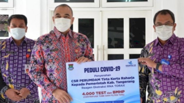 Bupati Tangerang Ahmed Zaki Iskandar, menerima secara simbolis bantuan 4.000 reagen PCR dari Perumdam Tirta Kerta Raharja di Pendopo Bupati Tangerang, Sabtu (26/02/2022). (Istimewa)